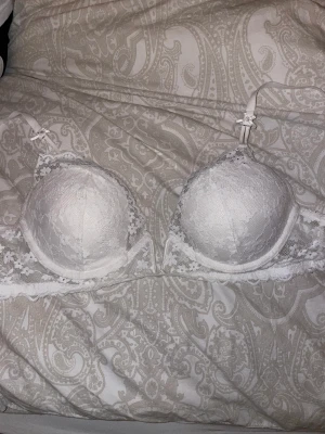 bh - säljer denna ”spets” bh då den inte heller kommer till användning! aleig använd bara testad.