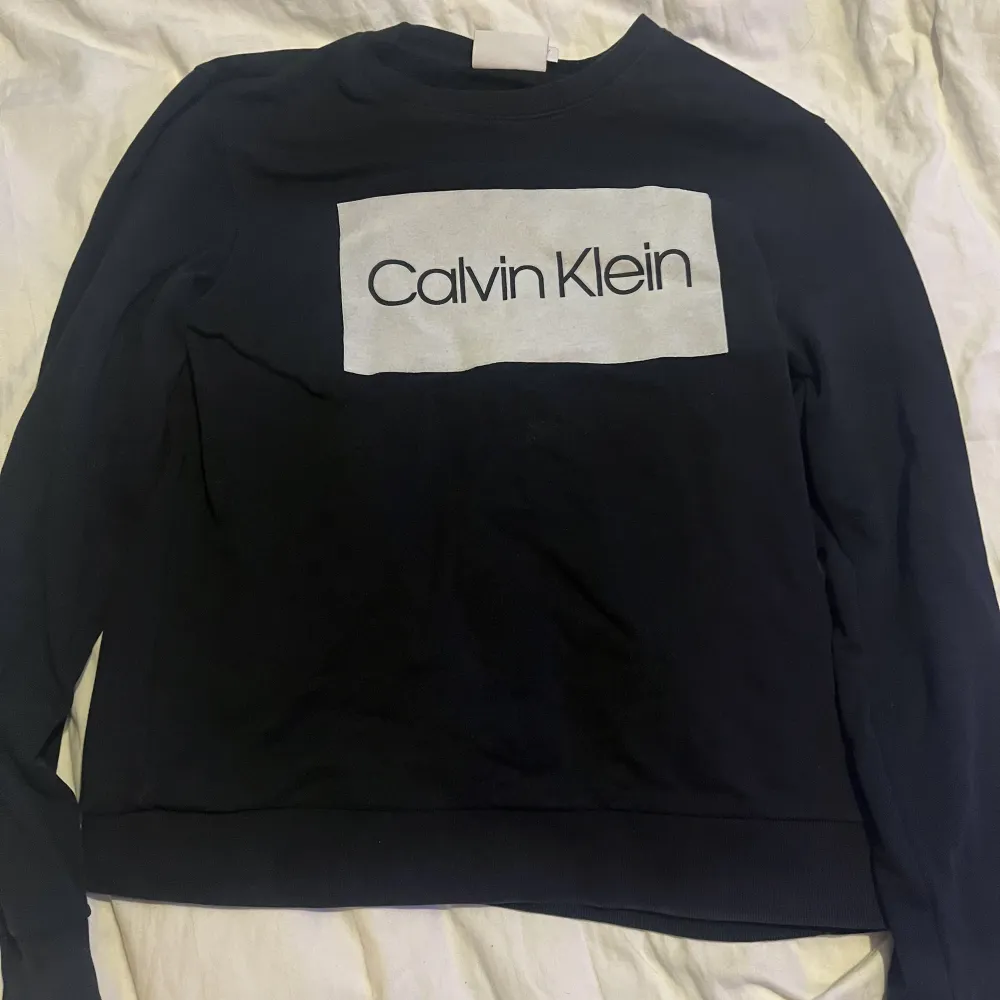 Tröja ifrån Calvin Klein i jättebra skick. Väldigt sparsamt använd, strl m. . Hoodies.