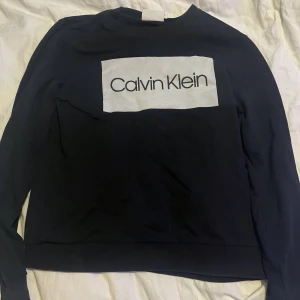 Calvin Klein tröja - Tröja ifrån Calvin Klein i jättebra skick. Väldigt sparsamt använd, strl m. 