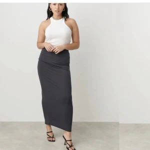 Maxi kjol - Stretchig maxi kjol från GinaTricot i storlek  Xs i bra skick nypris 279kr men säljer för 150 skriv för egna bilder  