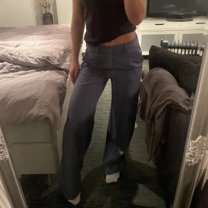 Grå kostymbyxor - De är lite gråblå i nyansen. Använder inte och endast använda en gång, köpte på Nelly 