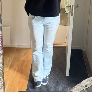 Ljusblåa jeans från LTB i strl 29/30. Finns inte längre och är använda utan defekter. Orginialpris 990 kr💓 