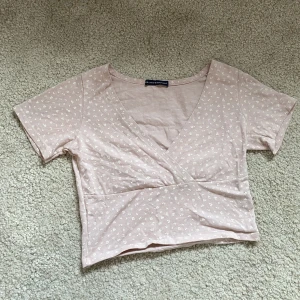 Topp - Supersöt topp från Brandy Melville 💕endast använd fåtal gånger! Det är one size men passar XS/S 💕