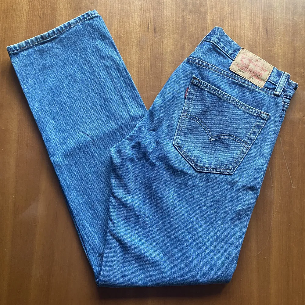 Mycket snygga Levis jeans i storlek W32 L32 och i modell 505. Sparsamt använda men i mycket bra skick. Nypris: 999kr och vårat: 299kr. Pris kan diskuteras. Hör av dig vid frågor och funderingar!. Jeans & Byxor.