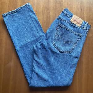 Mycket snygga Levis jeans i storlek W32 L32 och i modell 505. Sparsamt använda men i mycket bra skick. Nypris: 999kr och vårat: 299kr. Pris kan diskuteras. Hör av dig vid frågor och funderingar!