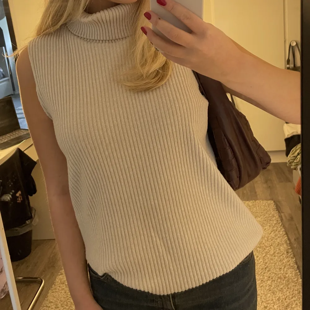 Jättefin ribbad beige turtle neck! Perfekt nu i höst/vinter. Använd fåtal ggr. Bara skicka om ni har frågor, vill ha fler bilder, diskutera pris eller liknande🥰🥰. Stickat.