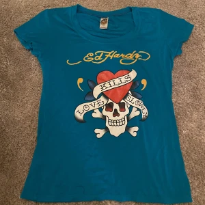 Ed hardy t-shirt  - Säljer denna snygga ed hardy tröjan som inte kommer till någon andvändning längre❤️ den är i nyskick och därav priset!!❤️ Det står storlek M men skulle säga att den även passar en XS!!❤️❤️