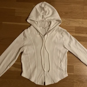 vit cropped hoodie - mjuk och sval. det finns 2 dragkedjor så att man kan välja hur den ska sitta. köpt i hong kong, lappar finns kvar. endast provad då den var för baggy för mig, uppskattar att den passar storlek s bäst. kom dm för mer exakta mått :)
