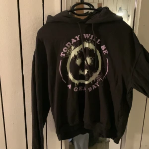 Hoodie med tryck  - En hoodie som jag nyligen köpt på HM i storlek S. Pris och frakt tas i dm