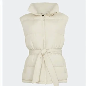 Vit väst Bikbok - Vit/beige väst bikbok Storlek S. Dåligt ljus på mina bilder den är vit/ljusljusbeige. Kan skicka fler bilder