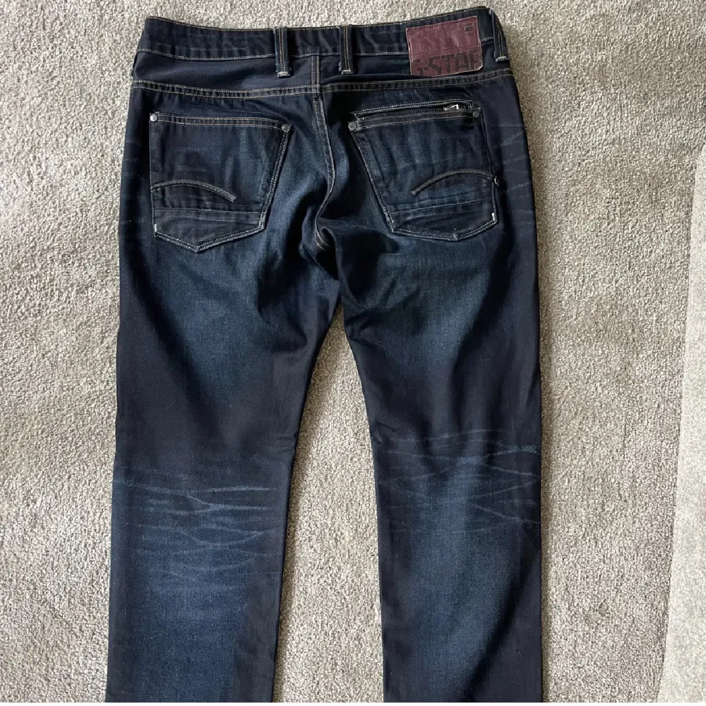 Säljer nu dessa riktigt feta jeans från G-star, perfekta ni till höst och vinter. Dom är i extremt fint skick och sitter som slimfit. Jeans & Byxor.