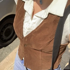 manchesterväst - brun manchesterväst i storlek s! från början från hm. väldigt 70-tal🎶