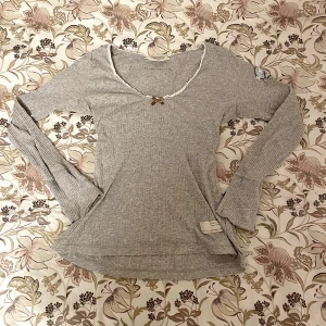 Långärmad odd molly - En långärmad grå tröja från Odd Molly 🤍 Storlek 0 men skulle säga att den passar som S/34-36. Köpt secondhand men i prima skick, använt själv endast enstaka gång OBS! Är reserverad tillsvidare, så tryck inte på köp nu!