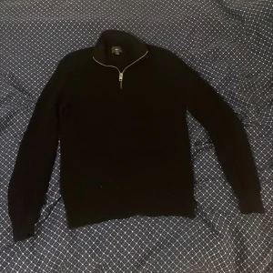 H&M half zip  - Clean H&M halfzip i storlek S. Säljer tröjan för att den är för liten för mig. Tröjan är i toppenskick och finns inget o klaga på! Kontakta via DM vid intresse!