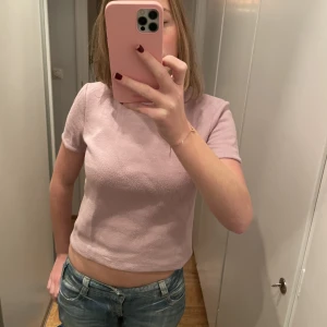 Stickad tröja från Zara - Säljer min stickade kortärmade tröja från Zara, den är en jättefin ljusrosa färg. Köpte den för bara några månader sen, knappt använd så är i nyskick💛💛