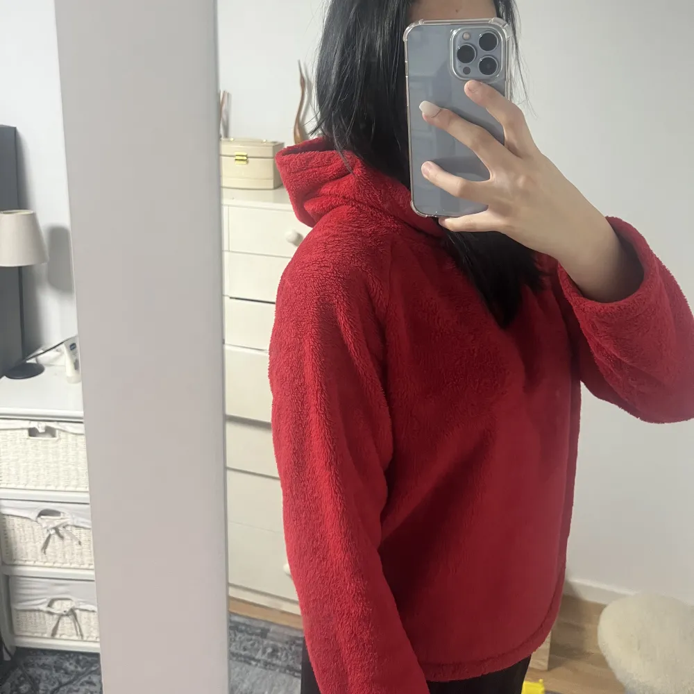 Jätte skön röd hoodie som är perfekt till vintern. Aldrig använd. . Hoodies.