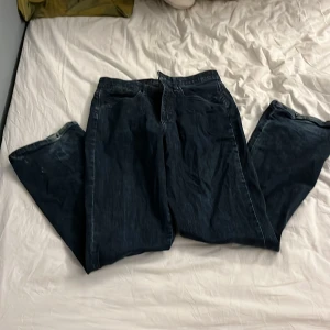 Superfina baggy jeans  - Jag säljer mina jeans jag inte använt så mycket. De kommer inte till amvändning. Köpte dem på Beyond retro för 600. Pris kan diskuteras. De är baggy men lite bootcut. 