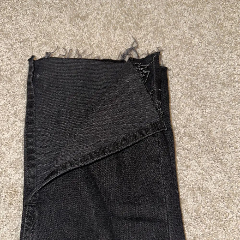 Helt oanvända jeans med slits från Gina tricot . Jeans & Byxor.