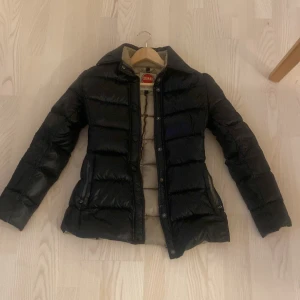 Colmar jacka  - Jättefin colmar jacka i dun , säljs  pågrund av att den ej används. I jättefint skick. Skriv vid frågor eller bilder💕bara att tillägga den är figursydd så tar fram formerna jätre fint