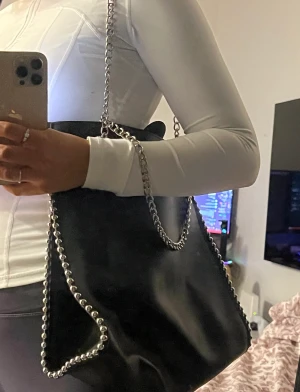 Väska - Svart axelväska. Nyskick. Läderimitation med kedjor. 
