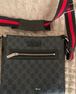 Gucci bag bra skick - Tjenare ska sälja lite kläder som jag inte använder längre har en Gucci väska använt bara några gånger allt är bra med den inga skador för mer frågor skriv pm mvh ramsan.