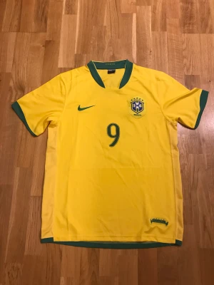 Brasilien tröja från vän 2006 - En Brasilien tröja från vem 2006 med r9 Ronaldo eller gamla Ronaldo på ryggen. Skriv om du har frågor.