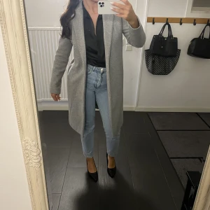 Zara Kappa  - SÅ fin och basic kappa till hösten från Zara som passar till allt. Denna har använts ett par gånger och är fortfarande i väldigt bra skick! Säljs då den inte längre används. 