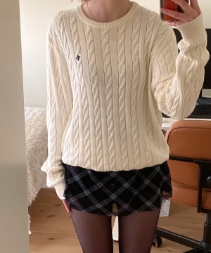 Kabelstickad tröja - Superfin och mysig vintage tröja som är perfekt nu till hösten! Tröjan är i storlek XL men är även jättefin oversized. Tröjan är i mycket god kvalitet och utan slitningar, men är köpt second hand. Hör av er vid frågor eller för fler bilder! 💗💗