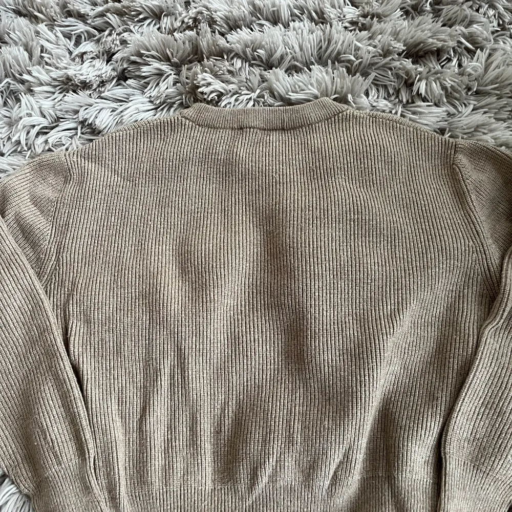 Säljer denna beigea stickade tröjan då den inte kommer till användning💫 Storleken är M men passar mig som är xs/s. Stickat.