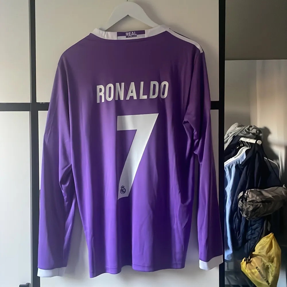 Lila Ronaldo longsleeve  matchtröja 16/17! Fortfarande bra skick, strlk S. T-shirts.