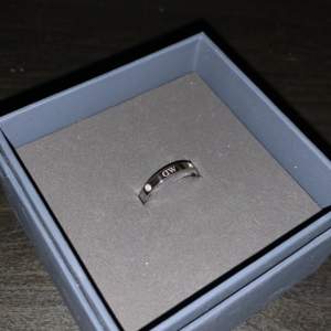 Oanvänd daniel wellington ring som är väldigt snygg med stenar i