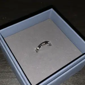Oanvänd daniel wellington ring som är väldigt snygg med stenar i