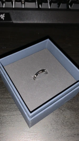 Fin ny DW ring - Oanvänd daniel wellington ring som är väldigt snygg med stenar i