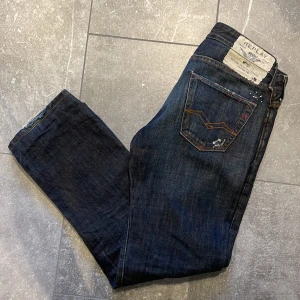 Replay  - Tjenare! Säljer dessa sjukt snygga replay jeansen som är i toppskick. Modellen heter Jennon och sitter regular/slim fit  (Han som bär jeansen är 185 cm lång och väger 64kg