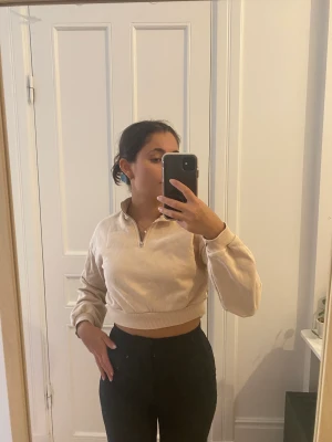 Beige tröja - Säljer min fina huvtröja i beige ifrån Nelly. Jättefint skick, men används inte längre 