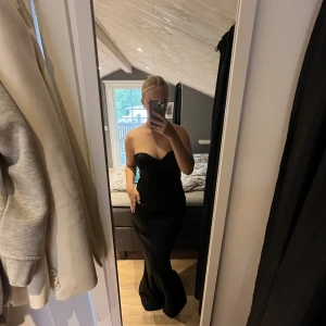 Balklänning - Säljer denna fina balklänning då den inte passar mig. Rosetten under rumpan är inte så lovande kanske, men den går självfallet att sprätta upp och ta bort. Skriv för frågor🥰