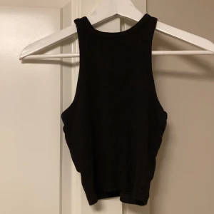 Linne  - Svart ribbat linne som aldrig ör använt.