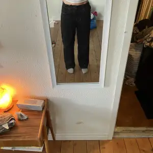 Ett par jätte snygga low waist baggy jeans ifrån Lindex dem är i storlek 158 men jag skulle säga att dem även passa på lite större storlekar , dem är i väldigt bra skick . Skriv för mer bilder/ frågor 💞💗