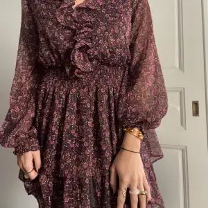 Säljer denna super snygga mönstrade volang klänningen från Zara! Knappt använd och i bra skick💕 Är 1,74 och har vanligtvis storlek S för referens