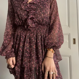 Mönstrad zara klänning - Säljer denna super snygga mönstrade volang klänningen från Zara! Knappt använd och i bra skick💕 Är 1,74 och har vanligtvis storlek S för referens