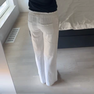 Roxy linnebyxor - Säljer mina populära Roxy linnebyxor då jag råkade köpa 2 par. Endast använda en gång men ser helt nya ut. Nypris 599kr och är slutsålda hela tiden, bud på 450kr just nu💘