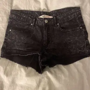 Lågmidjade short från h&m, jätte fina och sköna. Inga defekter. Köparen står för frakten💕