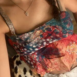 Fest topp - Denna färgglada ”festoppen” är endast använd en gång, så den är helt felfri!