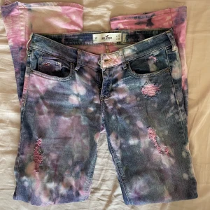 Blåa och rosa utsvängda jeans - Lågmidjade bootcut Hollister jeans som jag sytt om och färgat själv. Liiiite för stora på mig som brukar ha s-m och är 165 cm. Kan mötas upp i närheten av Mariatorget. 