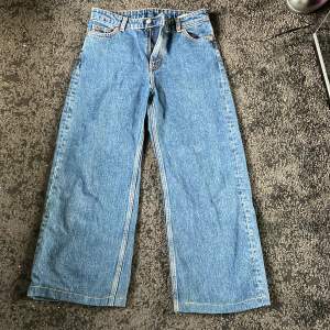 Baggy jeans med handmålade kronor på back fickan 