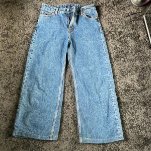 Baggy jeans - Baggy jeans med handmålade kronor på back fickan 
