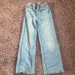  jeans - Snygga jeans i blå,storlek 150 kostade runt 150 kr  men säljer för 60 kr .Inte andhämtning så mycket