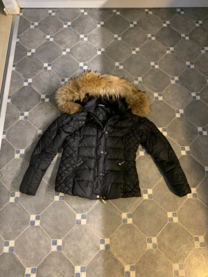 Rock and blue Jacka  - Strl 38, använda fåtal gånger, inga skav eller märken, fejk päls. 