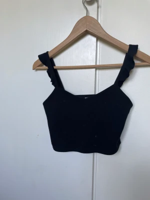 Svart topp - Storlek XS från BikBok 🤍 Köparen står för frakt 