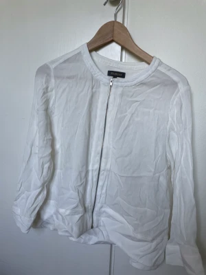 Vit blus/cover-up - Storlek 44 från Alice Bizcous🤍 Köparen står för frakt 